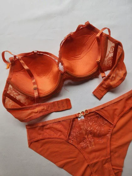 ست سوتین و شورت ابرنازک فنردار برند AngGee کد: 5378