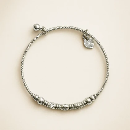 دستبند زنانه نقره‌ای مهره‌ای با آویز دایره‌ای شیک