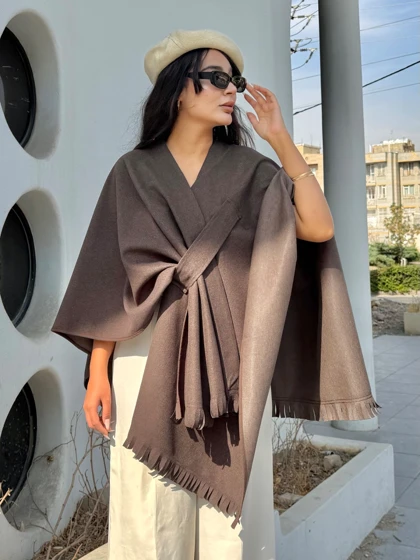 پانچو و شال‌کت فوتر زنانه مدل عبایی – رنگ قهوه‌ای تیره با لبه‌های ریش‌دار