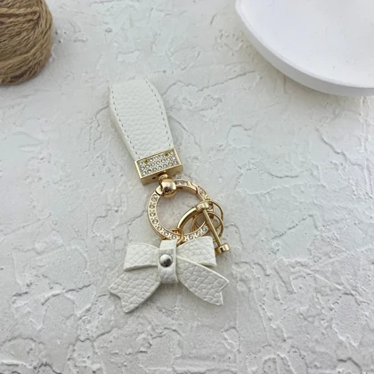 آویز کیف طرح پاپیون نگین‌دار شیک و جذاب