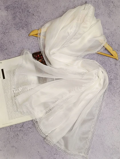 شال حریر ساده و دور گیپور مشکی و سفید