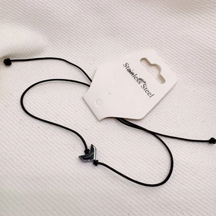 دستبند استیل نقره‌ای طرح «جناغ صیقلی» | ظریف و درخشان (بند مشکی)