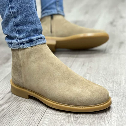 بوت مردانه مدل چلسی زیپ‌دار چرم طبیعی جیر رنگ خاکی