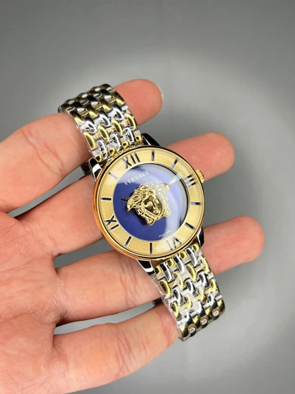 ساعت مچی ورساچه طرحدار بند سیلورطلایی صفحه آبی Versace