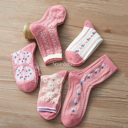 جوراب ساق‌دار گل‌گلی صورتی