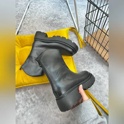 بوت وسط اخم