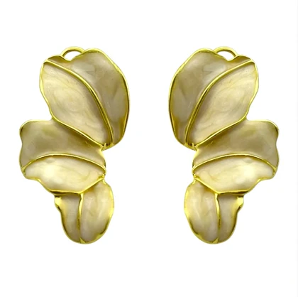 گوشواره زنانه طرح گلبرگ مدل النا با میناکاری سفید و جزئیات طلایی