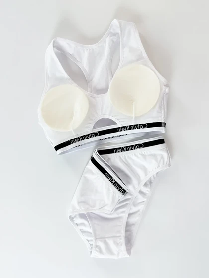 ست نیم‌تنه کاپ‌دار وسط باز و شورت اسلیپ نخ پنبه کلوین کلاین Calvin klein