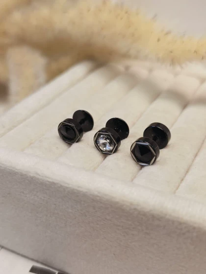 پیرسینگ گوش شش ضلعی