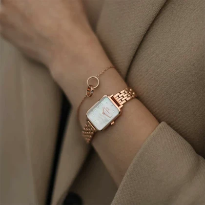 ساعت زنانه دنیل ولینگتون مستطیلی بند فلزی رزگلد صفحه سفید DW-5413-L