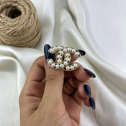گل سینه زنانه مدل آوین طرح شنل مرواریدی