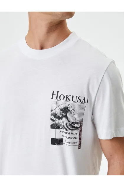 Hokusai تیشرت دارای مجوز پشت چاپ آستین کوتاه یقه خدمه نخی 4SAM10848HK