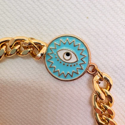 دستبند کارتیر استیل طرح «چشم‌نظر» | زنجیر کوبایی طلایی با پلاک میناکاری فیروزه‌ای