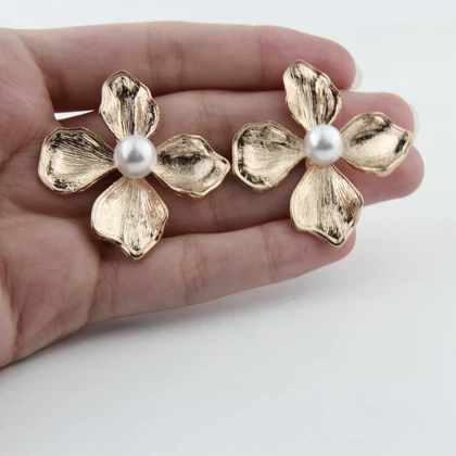 گوشواره زنانه مدل گل 4 برگ