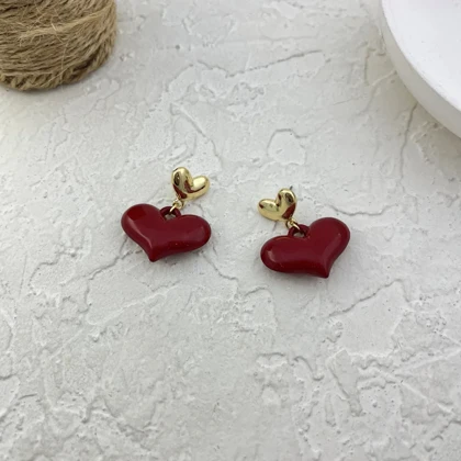 گوشواره زنانه مدل لاریسا طرح قلب آویز قرمز با جلوه طلایی
