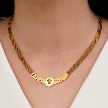 گردنبند استیل ورساچه رنگ طلایی فوق العاده زیبا و خاص کاملا مشابه نمونه طلا اندازه دور گردنبند 50 سانت