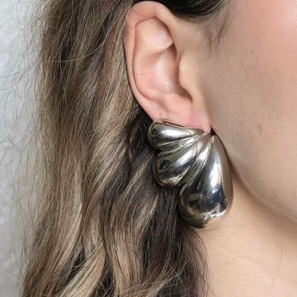 گوشواره قطره‌ای با سطح آینه‌ای