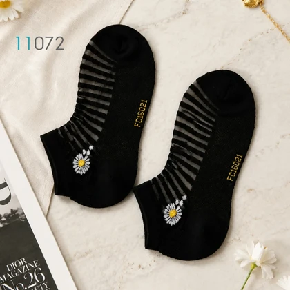 جوراب شیشه ای راه راه مشکی طرح بابونه