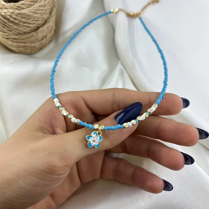 گردنبند زنانه مهره ای مدل شکوفه طرح گل تابستانی آبی و طلایی