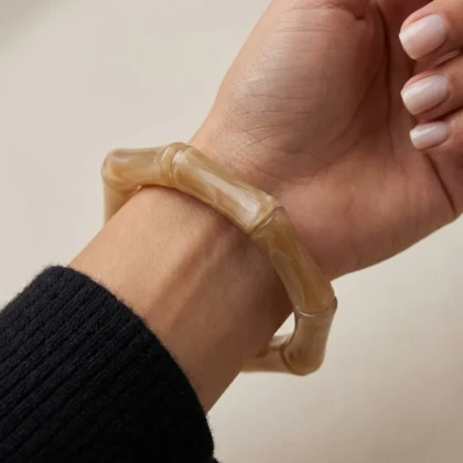 دستبند زنانه بنگل رزینی طرح بامبو عسلی مدل املیرا بامبو