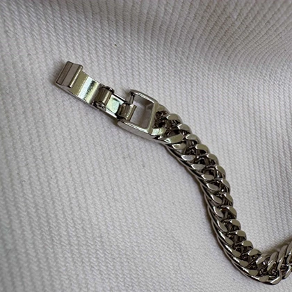 دستبند ژوپینگ طرح کارتیه (کوبان) نقره‌ای با قفل کتابی | یونیسکس