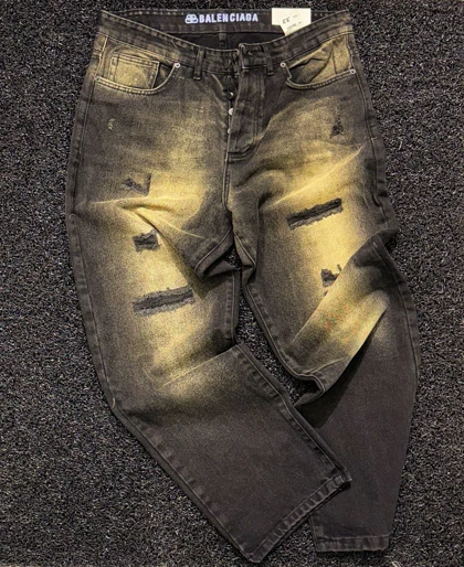 شلوار جین نیم بگ بالنسیاگا: هنر پوشیدن آشفتگی مدرن در قالب جینی با شست و زاپ‌های خاص و منحصربه‌فرد