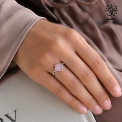 انگشتر استیل زنانه طرح ونکلیف نگین صدفی صورتی کد 509428020