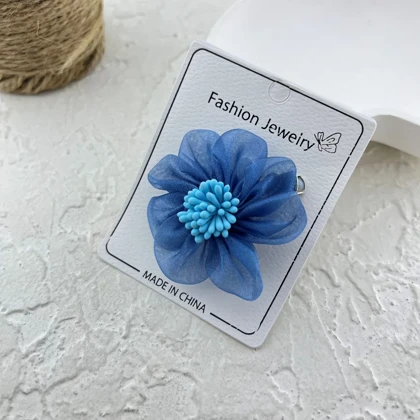 گل سینه زنانه شیک با طرح گل پارچه‌ای زیبا