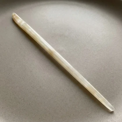 کانزاشی مو زنانه رزینی شفاف شیری با طراحی ساده و کشیده مینیمال لوکس مدل الیا