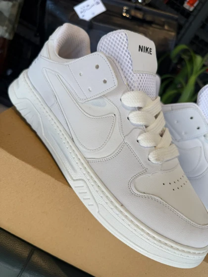 کتانی بزرگ پا نایک اس بی سفید