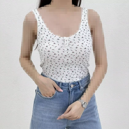 تاپ زنانه گل‌دار جلو دکمه