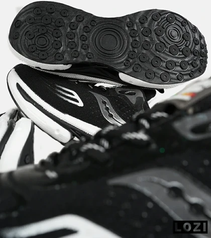 کفش کتانی مشکی سفید Saucony Axon 3
