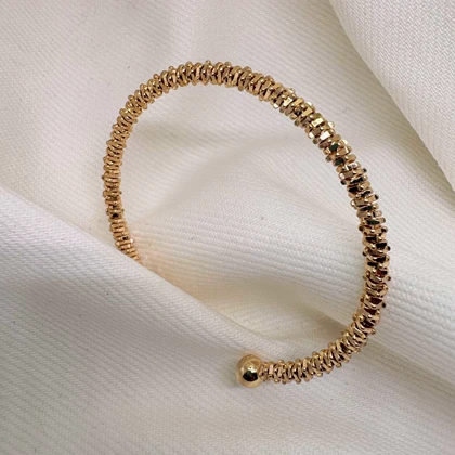 بنگل ژوپینگ طرح «خاویاری» | درخشش دانه‌دانه طلایی در قابی مینیمال