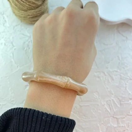 دستبند زنانه بنگل رزینی طرح بامبو عسلی مدل املیرا بامبو