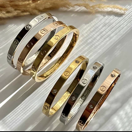 دستبند کارتیه لاو پهن بدون نگین 916