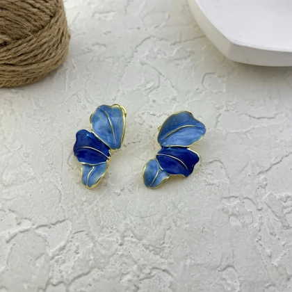 گوشواره زنانه طرح گلبرگ مدل نیلا با میناکاری آبی و جزئیات طلایی