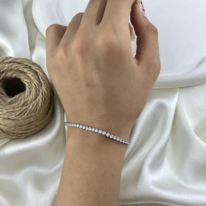 دستبند زنانه ژوپینگ مدل تابان نگین جواهری رنگ نقره‌ای