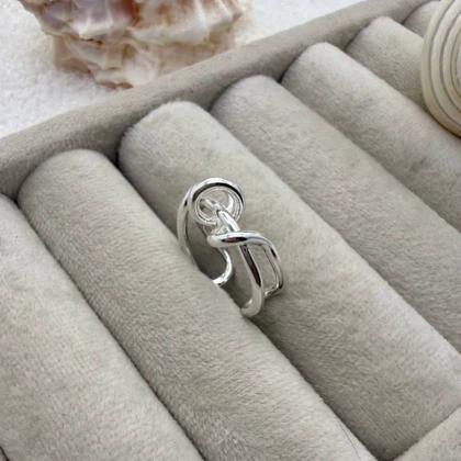 انگشتر نقره‌ای طرح گره و خطوط پیچ‌خورده
