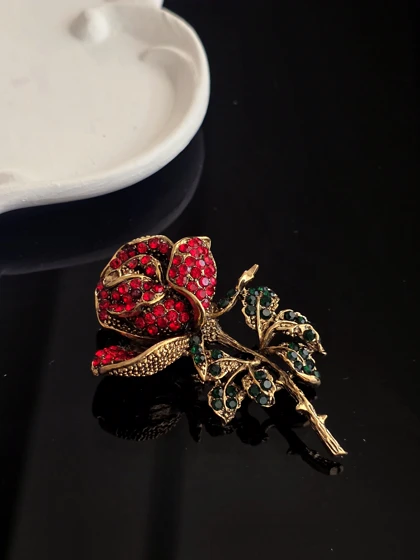 سنجاق سینه مجلسی گل سرخ رز