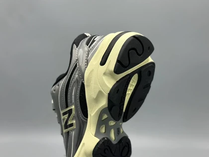کتانی نیوبالانس 1000 نقره ای زیره کرم/New Balance