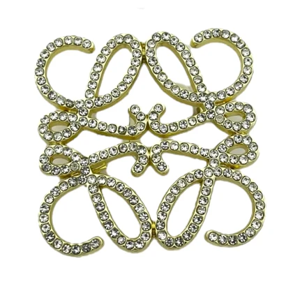 گل سینه زنانه طرح لووه، انتخابی شیک برای بانوان خوش سلیقه