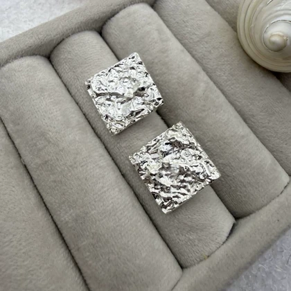 گوشواره طرح چکشی مربع