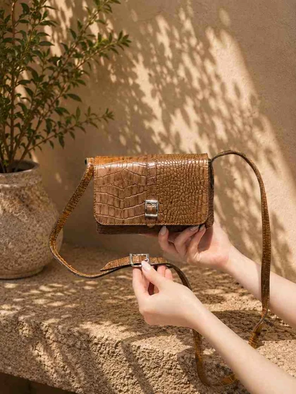 کیف چرم زنانه بغل پرچ قهوه ای کاراملی ابر و بادی سنگی چرم اصل گاوی