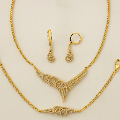 سرویس طلایی رنگ با نگین‌کاری خاص و گارانتی