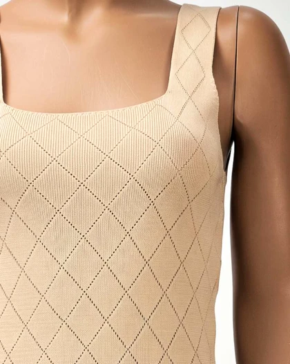 تاپ یقه خشتی طرح لوزی بند سر شانه پهن زنانه کد1571
