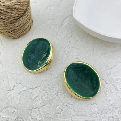 گوشواره زنانه مدل امرالدا اووال طرح میناکاری سبز با فریم طلایی