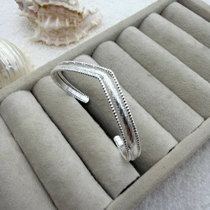 دستبند چندرشته‌ای نقره‌ای مدل V