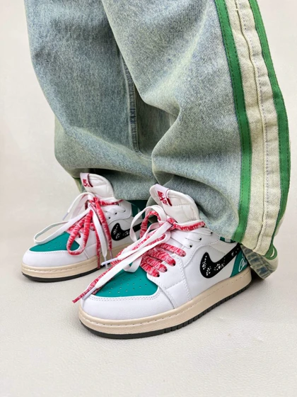 کتانی ساق‌دار زنانه ایر جردن 1 مدل کریسمس 1 | کتانی ساق‌دار زنانه ایر جردن 1 مدل کریسمس 1 NIKE AIR JORDAN کد 912 کد 604