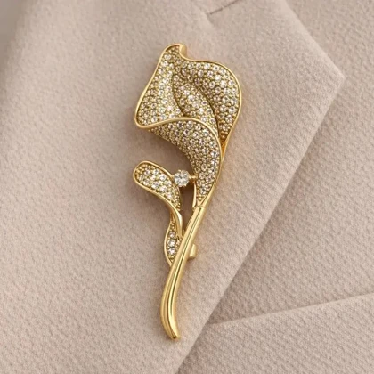 سنجاق سینه زنانه ژوپینگ مدل رزآرا طرح گل رز نگین‌دار طلایی