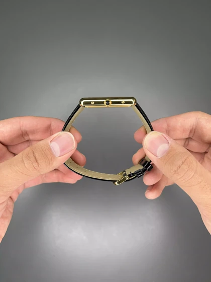 ساعت مچی کارتیه تانک زنانه صفحه مهندسی مشکی قاب طلایی Cartier Tank